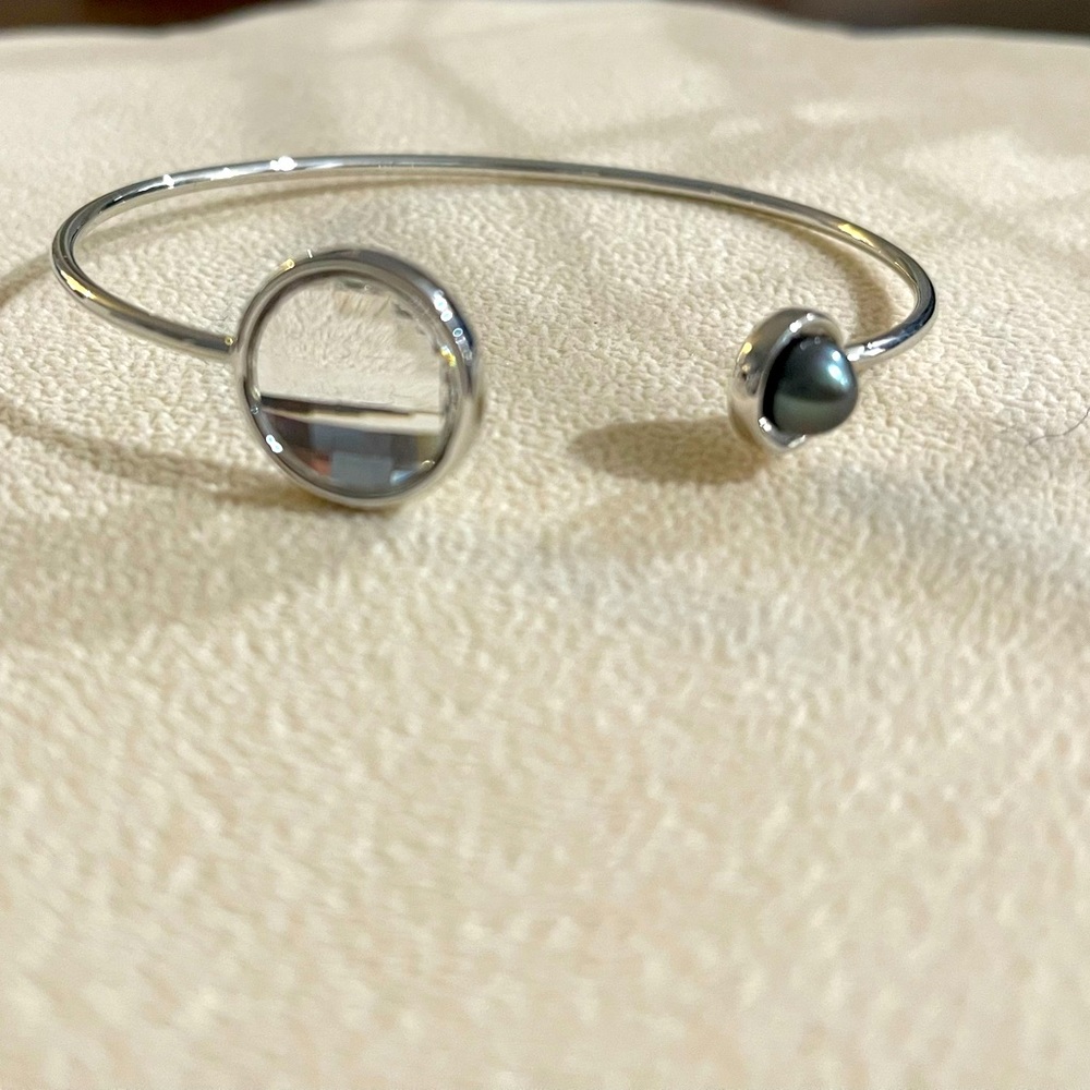 Vantel Pearls cuff bracelet